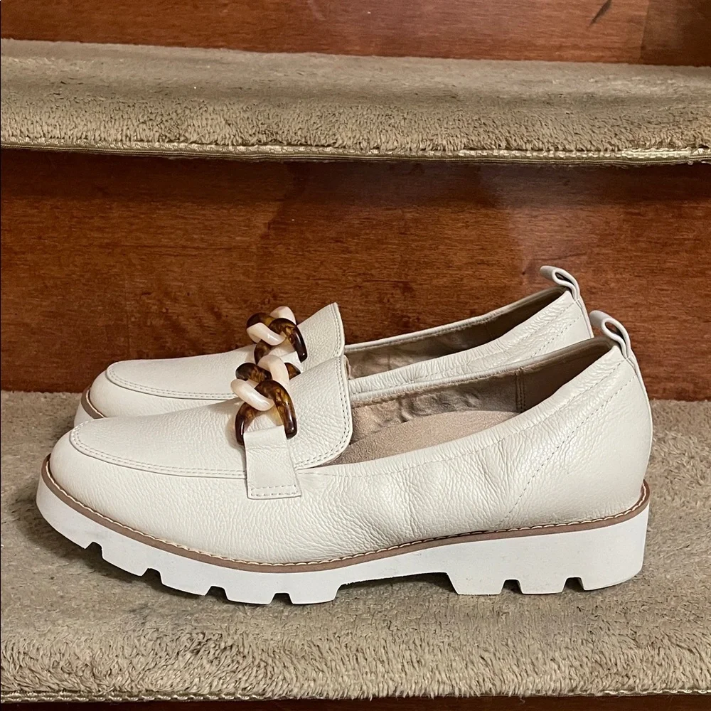 NWOT Vionic Cream Leather Loafers with Tortoise Chain - Picture 8 of 14